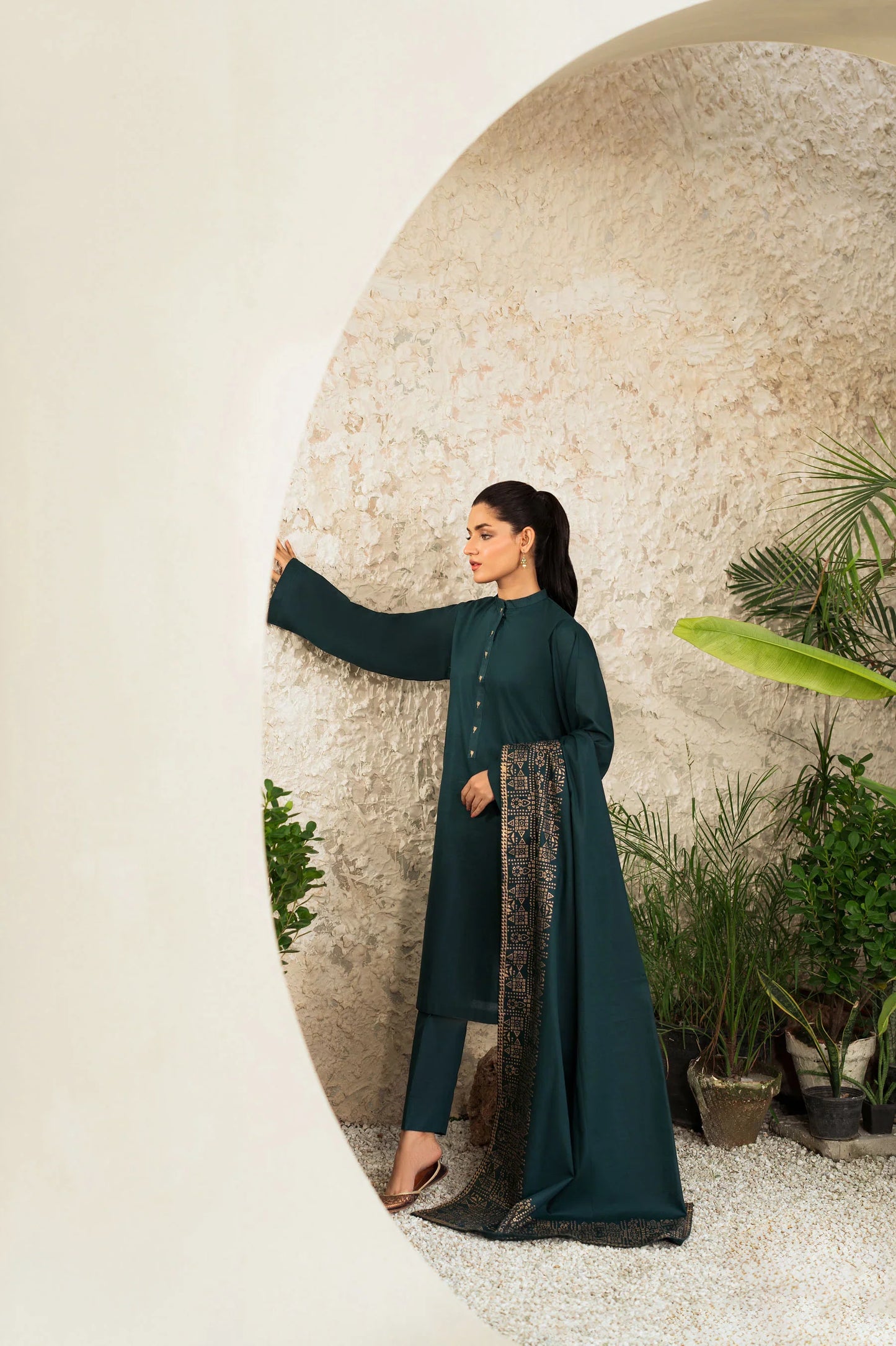 Emerald Majesty Winter Kurta Set with Geometric Embroidered Shawl